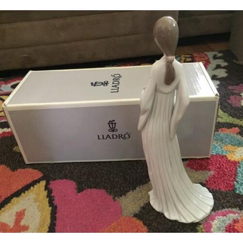 お得なキャンペーンも リヤドロ LLADRO BEGINNING & END 6378G Woman Figurine Holding Starfish - RETIRED - NIB