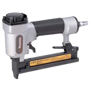 ✨マキタ 中古 AT1025A エアタッカ ケース付き✨うるま市田場✨ マキタ（makita） 10mmエアタッカーAT1025BZK（ケース付） : e-キカイ