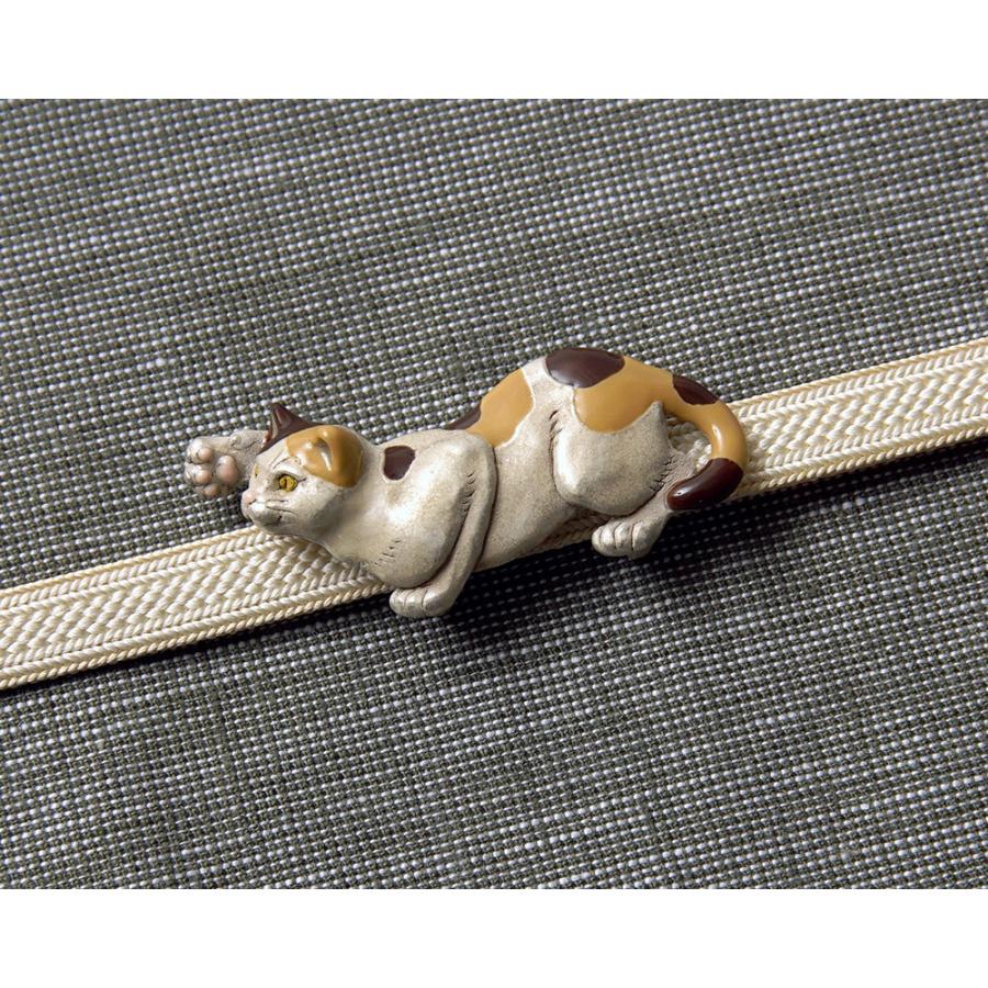 帯留め 悪戯三毛 猫 アイボリー 黄 こげ茶 アニマル 日本製 ピューター