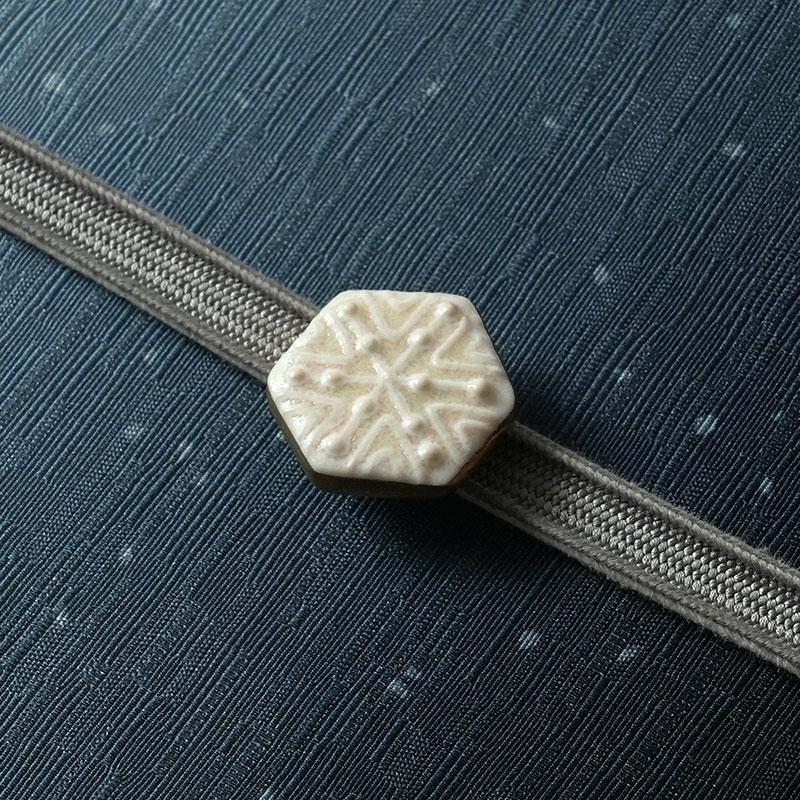 帯留め 美濃焼 鈴蘭 雪の結晶 吉祥結び風 ホワイト 磁器 : dear-japan