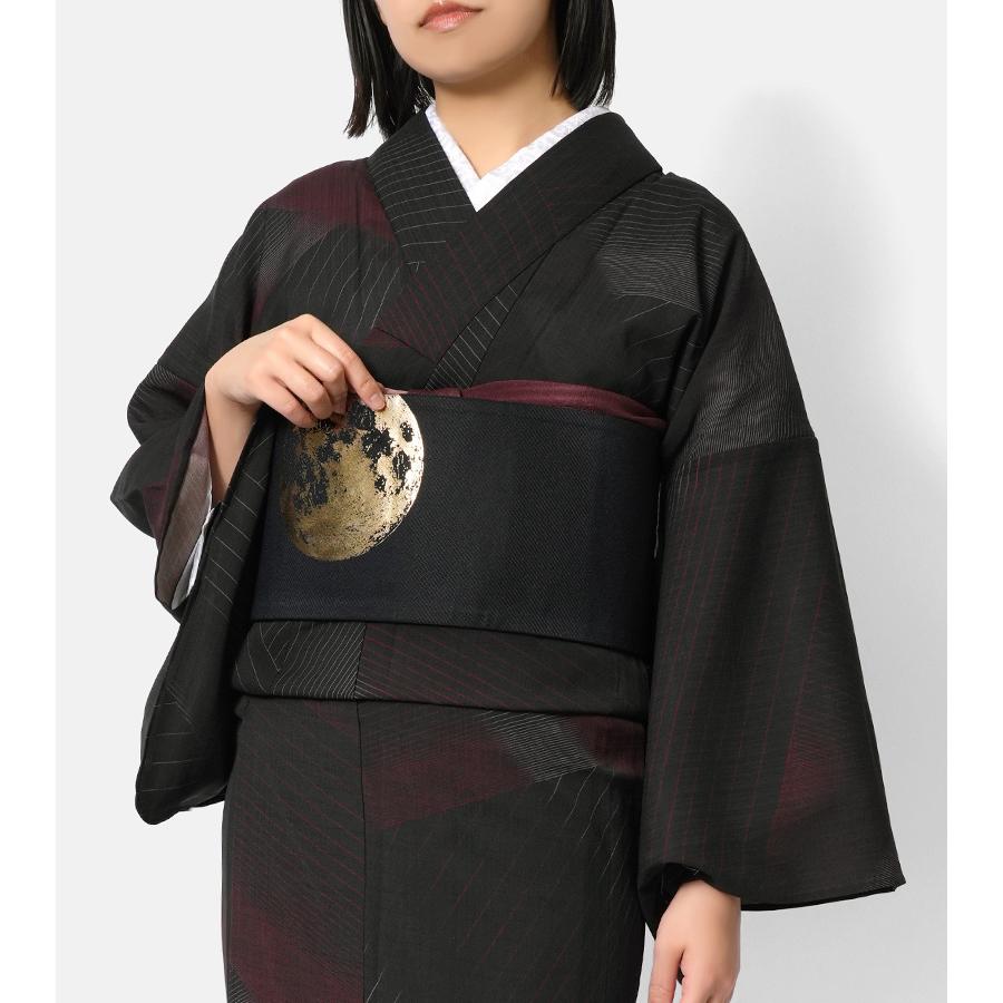 【新品未着用】小紋 単衣 一徳紬　黒色x葡萄の刺繍しつけ付 着物 小室庵 プリズム チャコールグレー 赤 黒 セオアルファ 単衣 幾何