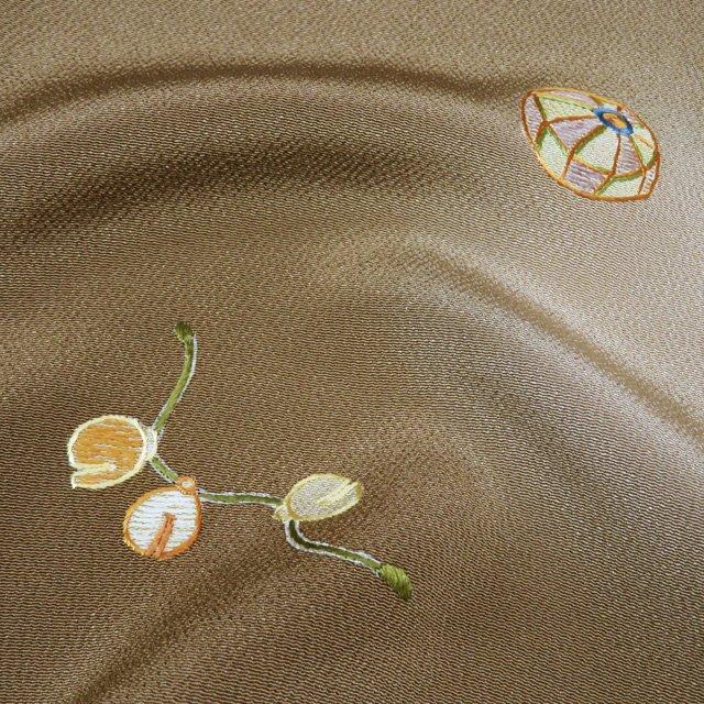 特選 訪問着 着物 中古 正絹 縮緬地 袷 紋付き 千總 刺繍 器物文様 玩具 紀州茶色 多色 身丈162.5cm 裄68cm M きもの北條 A1196-6の画像
