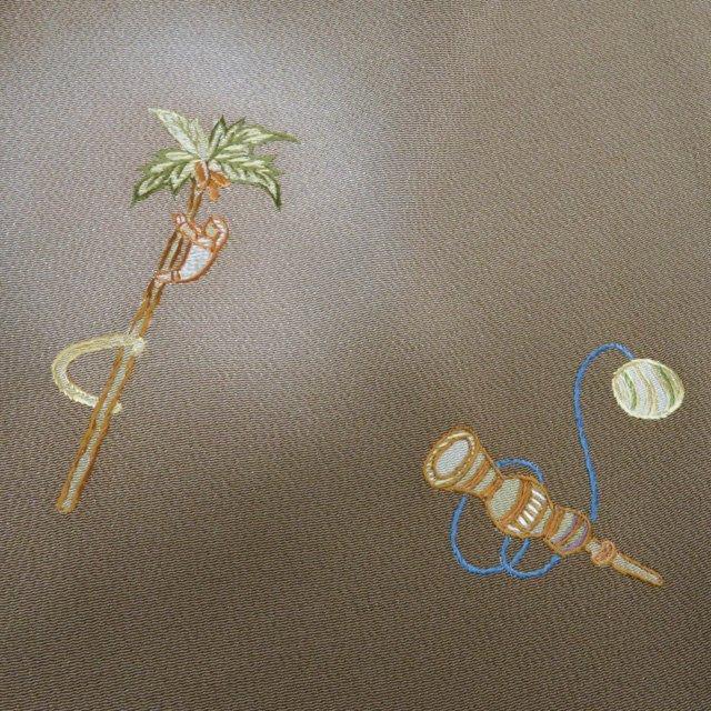 特選 訪問着 着物 中古 正絹 縮緬地 袷 紋付き 千總 刺繍 器物文様 玩具 紀州茶色 多色 身丈162.5cm 裄68cm M きもの北條 A1196-6の画像