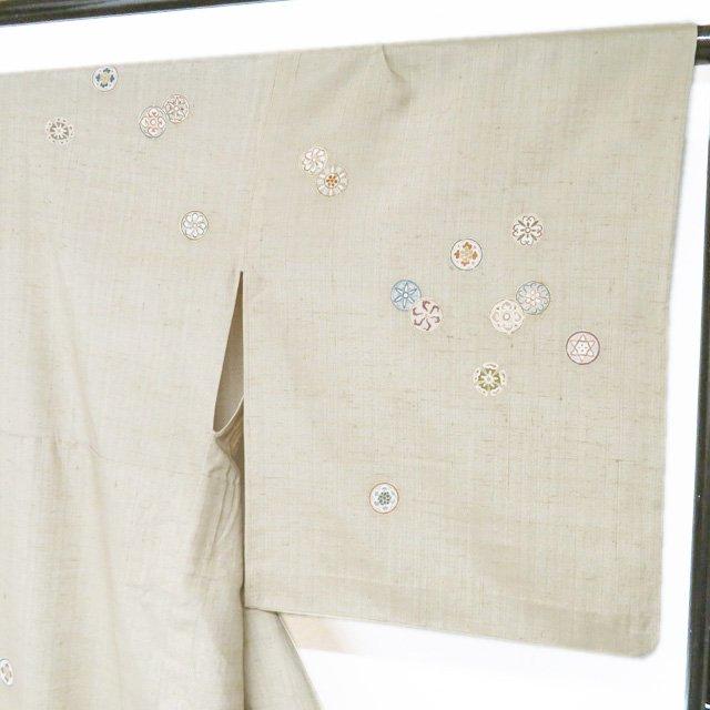 特選 ゴールデンムガ 着物 中古 正絹 単衣 カジュアル 花模様 灰みの薄い緑系色 多色 金 身丈161cm 裄67cm M きもの北條 A1271-5の画像