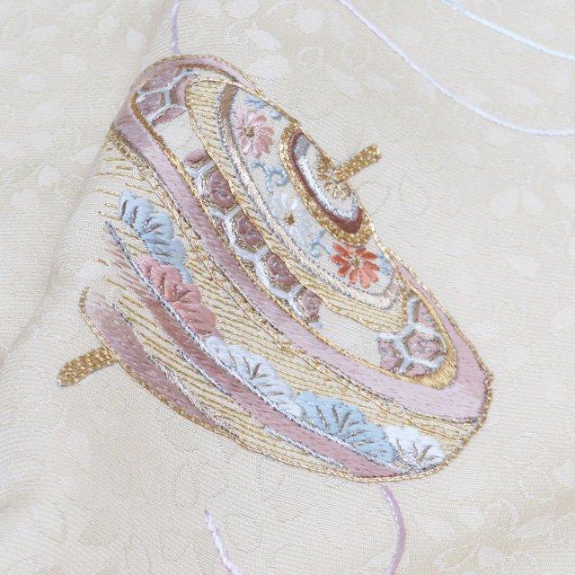 特選 付下げ 付け下げ 訪問着 着物 未使用 袷 金駒刺繍 蘇州刺繍 独楽 地模様 桜 淡黄蘗色 身丈165cm 裄68cm L トール きもの北條 A1338-9の画像