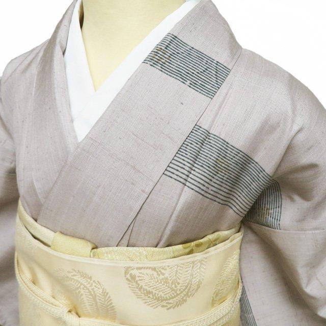 特選 紬地 着物 未使用 正絹 袷 カジュアル 秦荘紬 反端付き 横縞に花模様 霞色 身丈160cm 裄64.5cm M きもの北條 A1346-7の画像