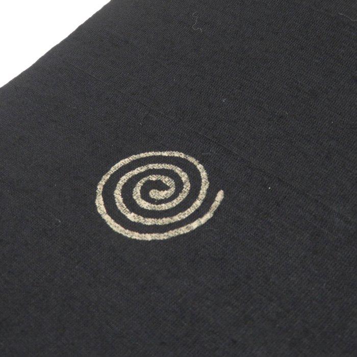 ☆きもの北條☆ 特選 タイシルク 渦巻き模様 植物模様 個性豊かな装い  