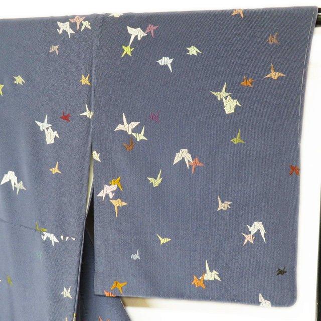 特選 小紋 着物 未使用 袷 正絹 カジュアル  縦縞模様 千羽鶴 刺繍 藍鼠色 多色 身丈158.5cm 裄65cm M きもの北條 A974-5の画像