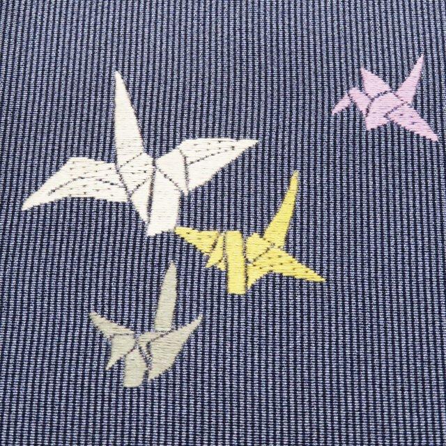 特選 小紋 着物 未使用 袷 正絹 カジュアル  縦縞模様 千羽鶴 刺繍 藍鼠色 多色 身丈158.5cm 裄65cm M きもの北條 A974-5の画像