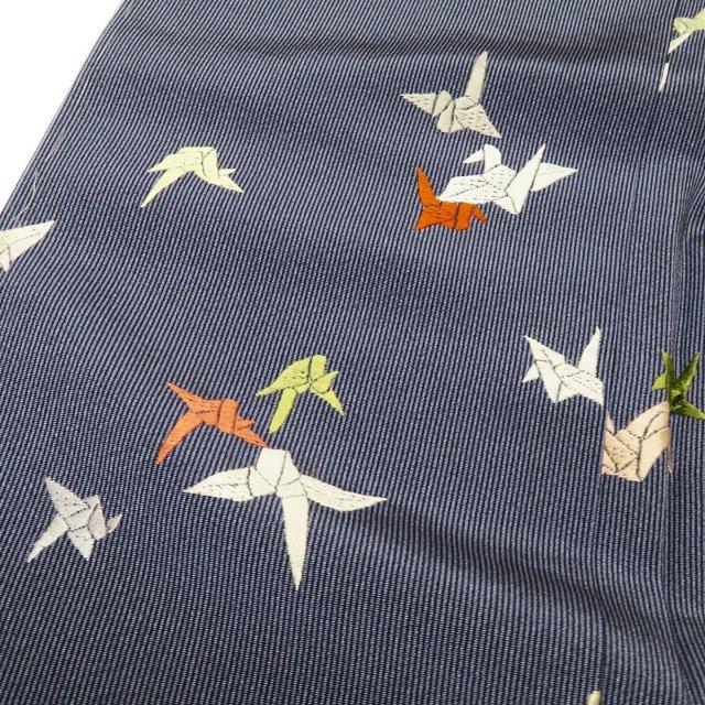 特選 小紋 着物 未使用 袷 正絹 カジュアル  縦縞模様 千羽鶴 刺繍 藍鼠色 多色 身丈158.5cm 裄65cm M きもの北條 A974-5の画像