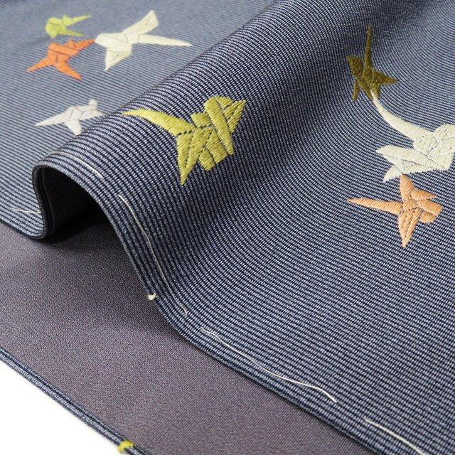 特選 小紋 着物 未使用 袷 正絹 カジュアル  縦縞模様 千羽鶴 刺繍 藍鼠色 多色 身丈158.5cm 裄65cm M きもの北條 A974-5の画像