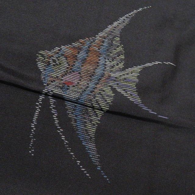 特選 大島紬 着物 未使用 正絹 袷 カジュアル 熱帯魚と貝の図 黒色 多