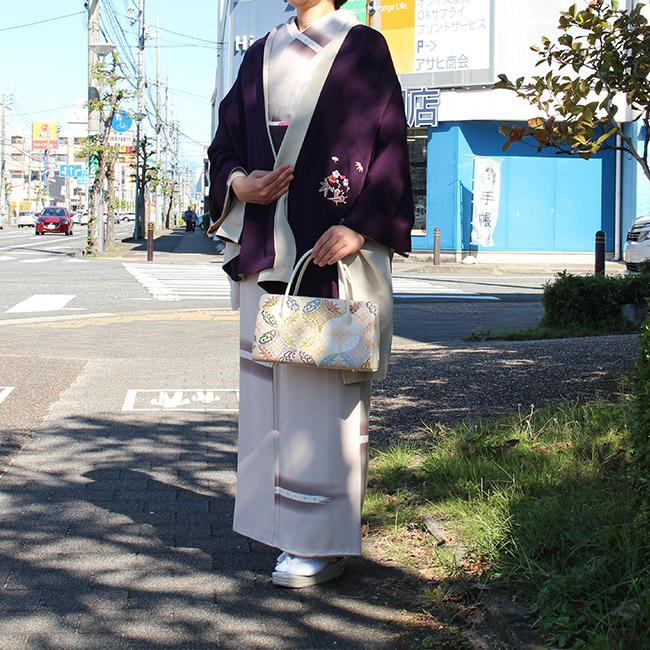 衿秀 和装ショール 刺繍入り 両面 ちりめんショール 正絹 丹後ちりめん リバーシブルショール 礼装用 日本製 着物ショール 大判 二重 縮緬 :sh2210007:きもの 和 通販 インド産 リバーシブル大判ショール ショール 大判 ピンク