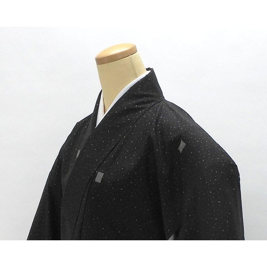 紬 未着用美品 正絹 地球印 9マルキ 格子飛び模様 身丈159cm 裄丈66.5cm 大島紬 未使用 新古品 着物 d4026 50％OFF SALE 紬 未着用美品 正絹 地球印 9マルキ 格子飛び模様 身丈