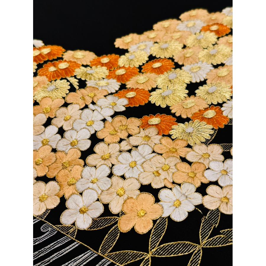 総刺繍 黒留袖 菊尽くし 五つ紋 正絹比翼地 ぐし縫い : 高級呉服 総刺繍 黒留袖 菊尽くし 五つ紋 正絹比翼地 ぐし縫い : 高級呉服