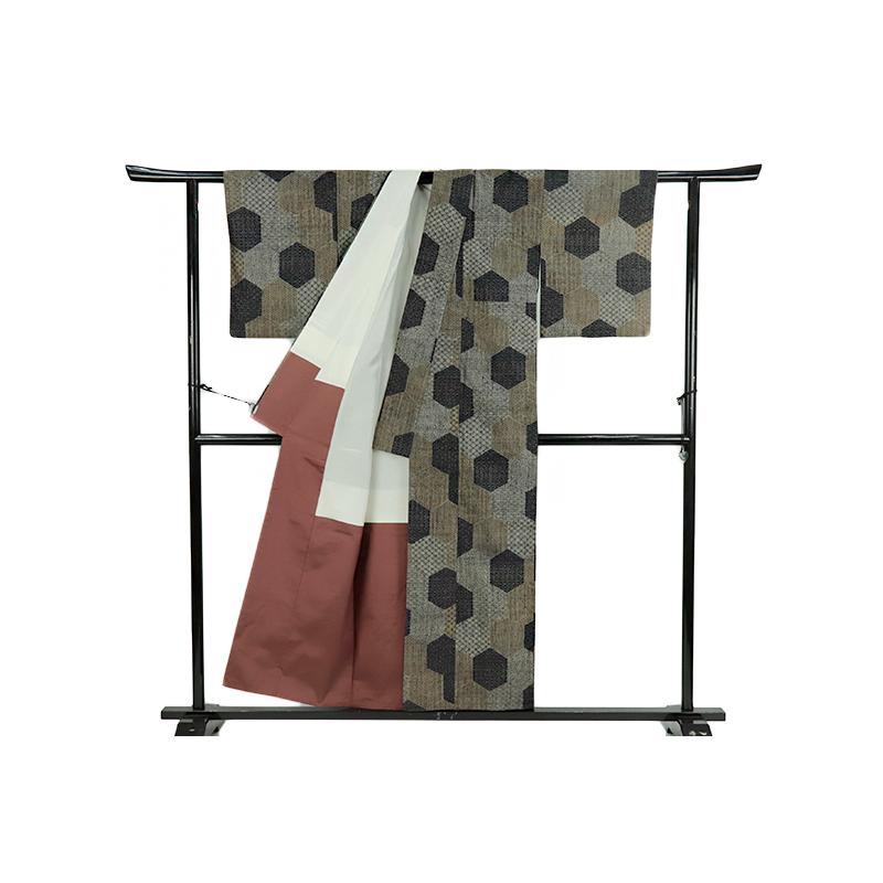 中古 小千谷紬 リサイクル 正絹 着物 グレー 茶 黒 亀甲繋ぎ 麻の葉 