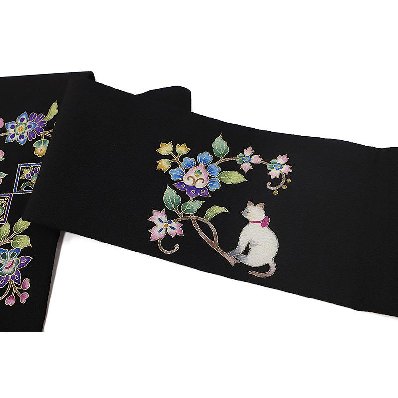 名古屋帯 岡重 猫 黒地 花唐草 唐花 更紗 新品 未仕立て 九寸 カジュアル おしゃれ 伊と幸 国産生糸 友禅染 No.88-1542の画像