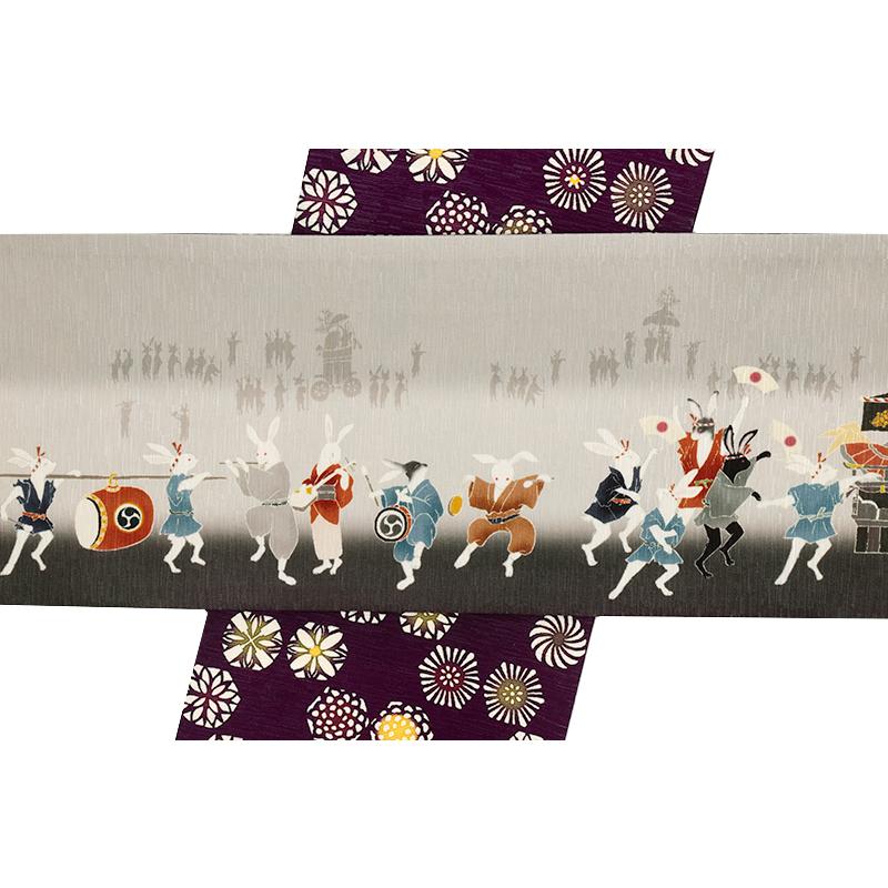 半幅帯 WA・KKA WAKKA ワッカ 「大兎祭」 リバーシブル 正絹 灰色 グレー 白 紫 うさぎ 兎 お祭り お月様 お団子 踊り子 踊り 山 No.88-2549の画像