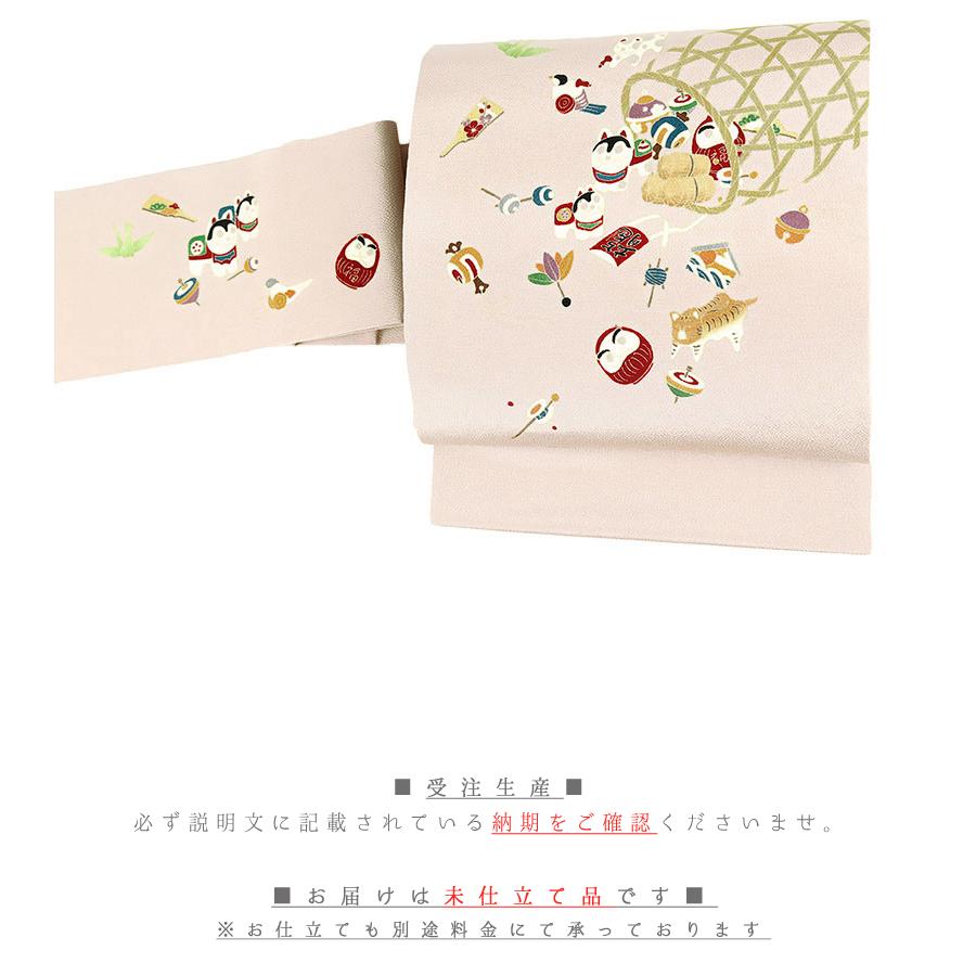 名古屋帯 正絹 お正月 宝尽くし 秀美 新品 未仕立て カジュアル 薄茶 ピンクベージュ ベージュ 赤 緑 白 黄色 猫 玩具 オモチャ No.88-3033の画像