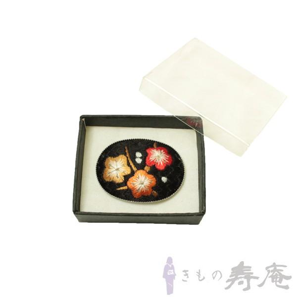 帯留め 刺繍 梅 花 黒に銀台 大正ロマン レトロ モダン 新品 : 帯