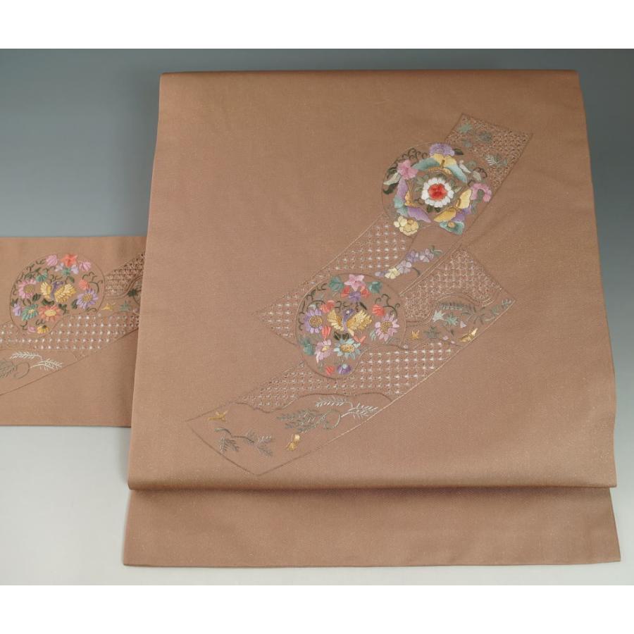 名古屋帯 短冊・丸紋模様 お太鼓柄 コルク色 スワトウ刺繍 蘇州刺繍 