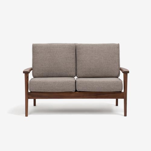 美品 IDC大塚家具 ラブソファ「シネマ」2人掛け ウォールナット ファブリック 大塚家具［2人掛］ラブソファ「シネマ」本体＋ヌードクッション
