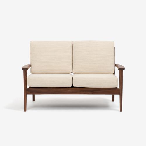 美品 IDC大塚家具 ラブソファ「シネマ」2人掛け ウォールナット ファブリック 大塚家具［2人掛］ラブソファ「シネマ」本体＋ヌードクッション