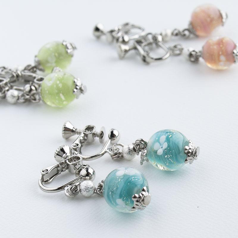 注文可能799円●3色ハンドメイド　ピアス　イヤリング可能●他色可●カニカン可能 初夏 mini ピアス / イヤリング 01」ガラス レディース とんぼ玉