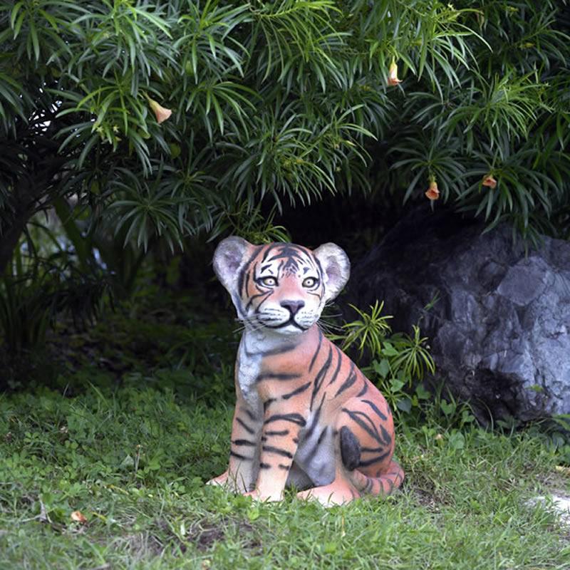 動物 オブジェ 子タイガーのいたずら Tiger Cub Sitting : Gracious