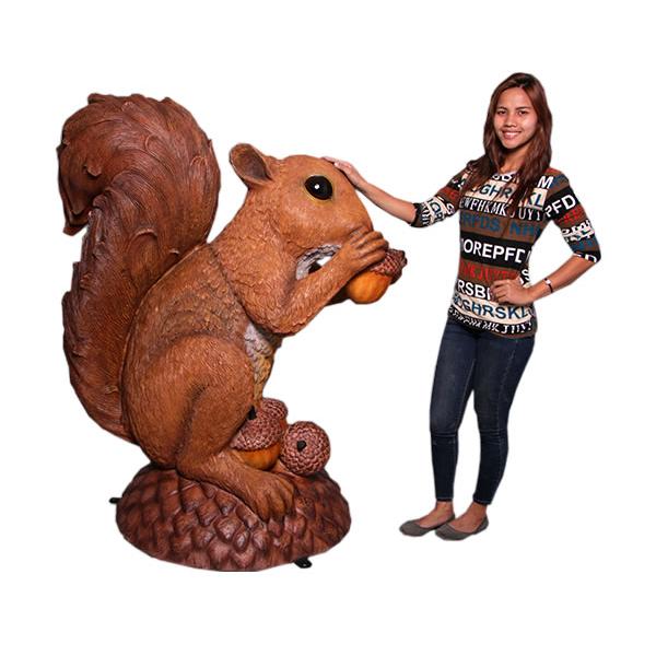 動物 オブジェ 巨大なリスの像 インテリア イベント ディスプレイ The Enormous Squirrel Statueの画像