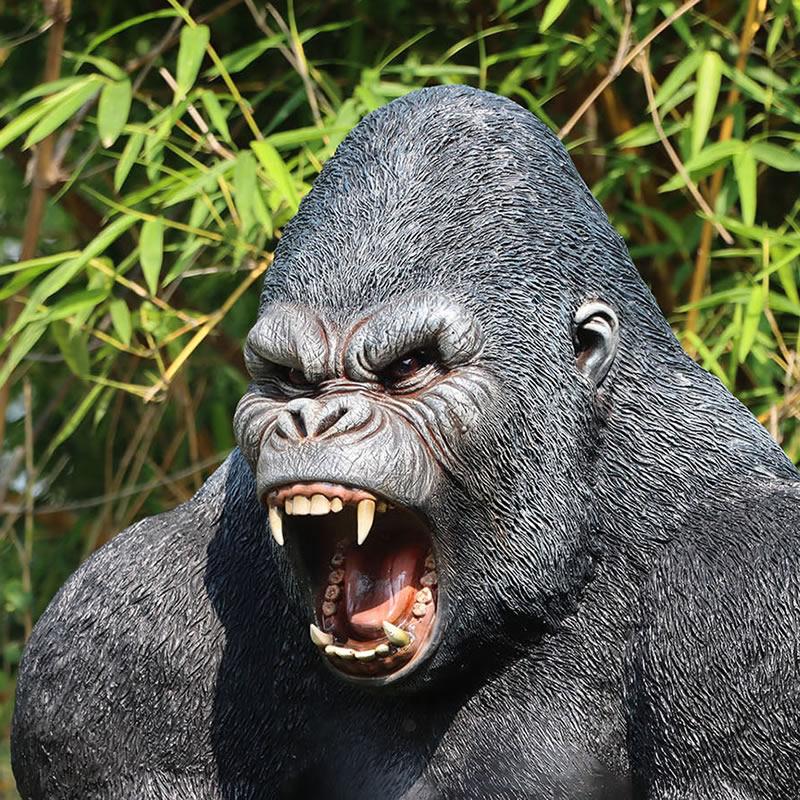 動物 オブジェ 夜叉のように牙をむき出しにするゴリラ