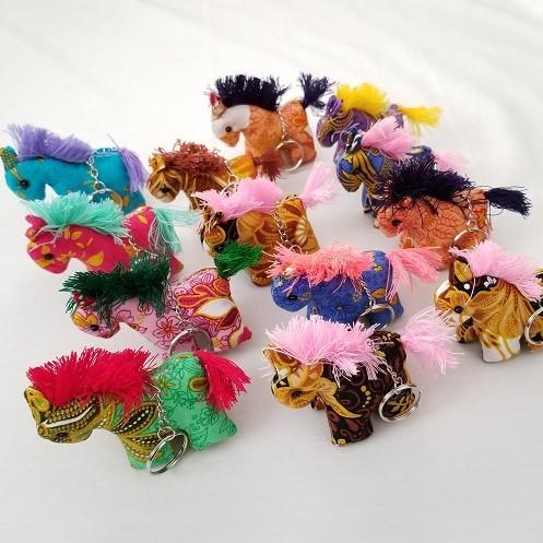 カラーはおまかせ カラフルな馬のぬいぐるみ付キーホルダー ポニー