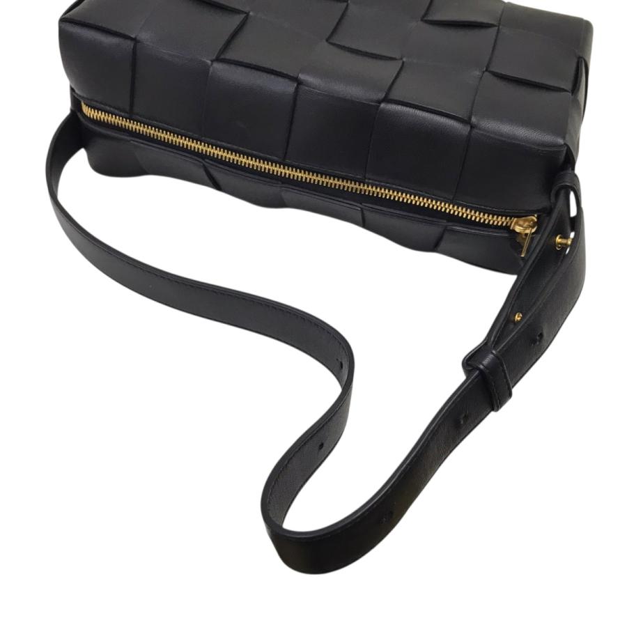 BOTTEGA VENETA（ボッテガ・ヴェネタ） カセットショルダーバッグ