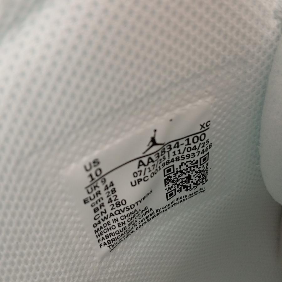 ナイキ NIKE×Virgil Abloh Archive (V．A．A．) Air Jordan 1 Retro High OG Alaska スニの画像