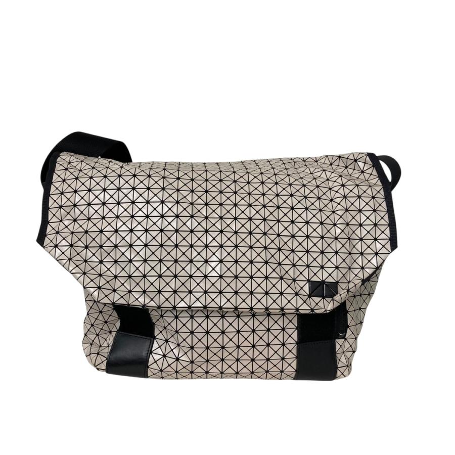 BAOBAO ISSEY MIYAKE ベージュショルダーバッグ BAO ISSEY MIYAKE バオバオイッセイミヤケ ショルダーバッグ