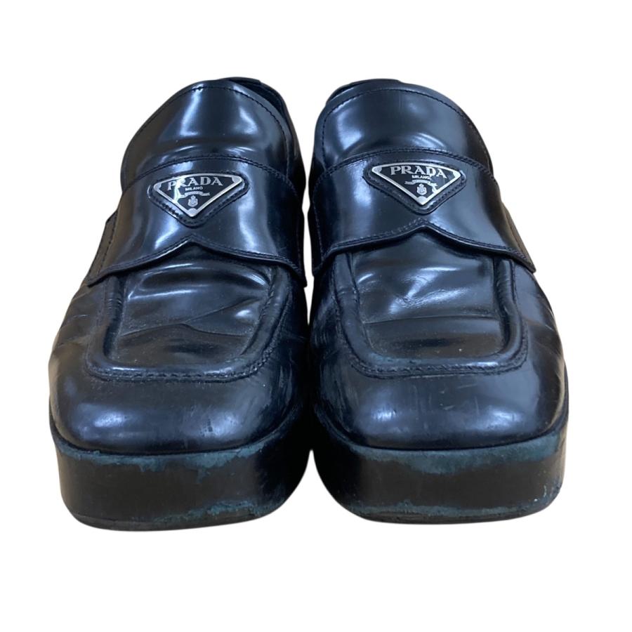 PRADA（プラダ） ブラッシュドレザートライアングルロゴローファー