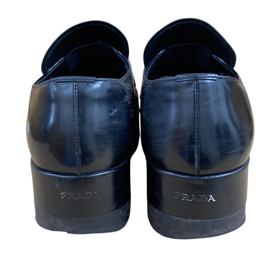 PRADA（プラダ） ブラッシュドレザートライアングルロゴローファー
