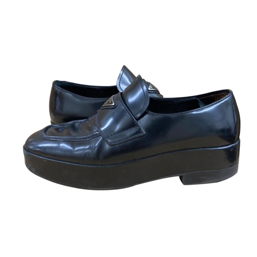 PRADA（プラダ） ブラッシュドレザートライアングルロゴローファー