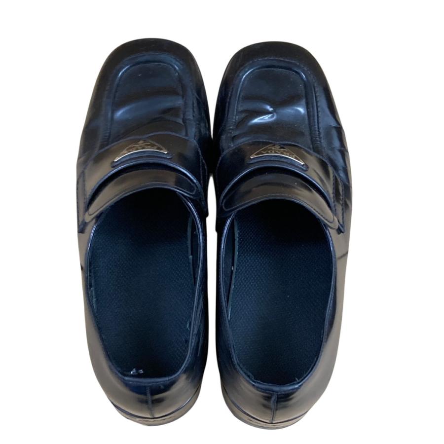 PRADA（プラダ） ブラッシュドレザートライアングルロゴローファー