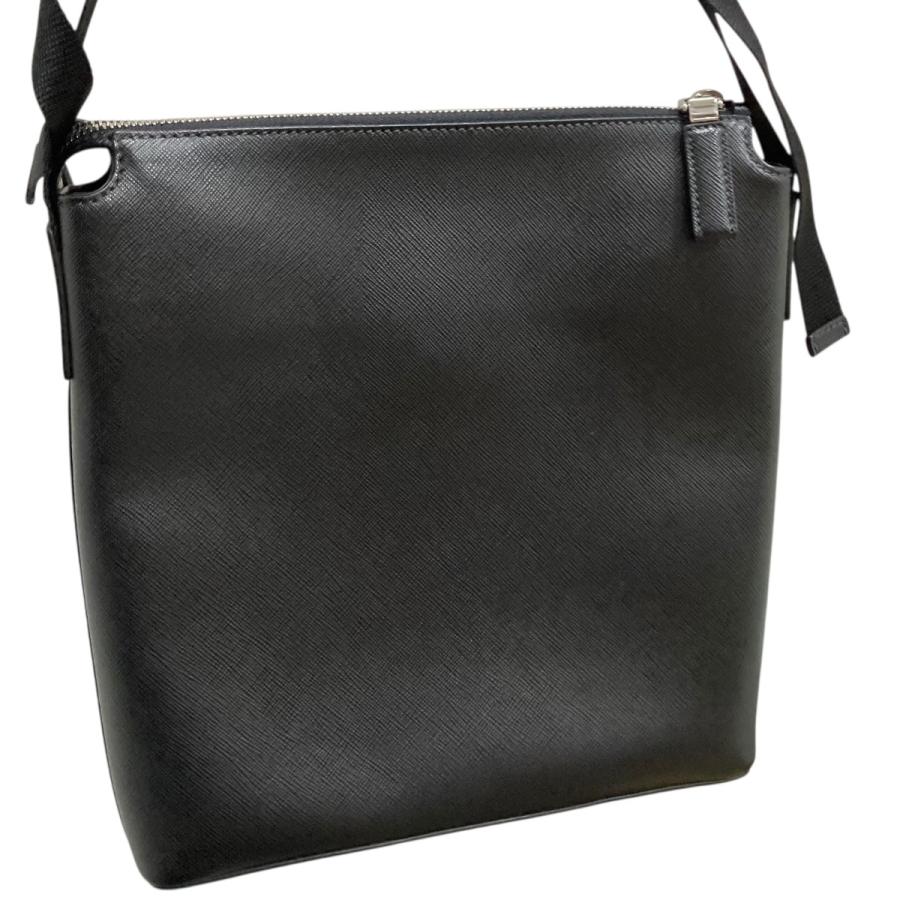 PRADA（プラダ） 【値下げ】PRADA トライアングルプレート