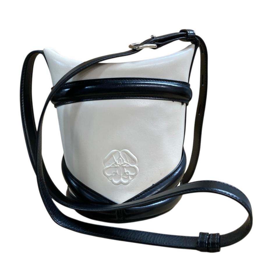 【美品】Alexander McQueen ショルダーバッグ カーブバッグ アレキサンダー・マックイーンからアイコニックなハーネスを表現した