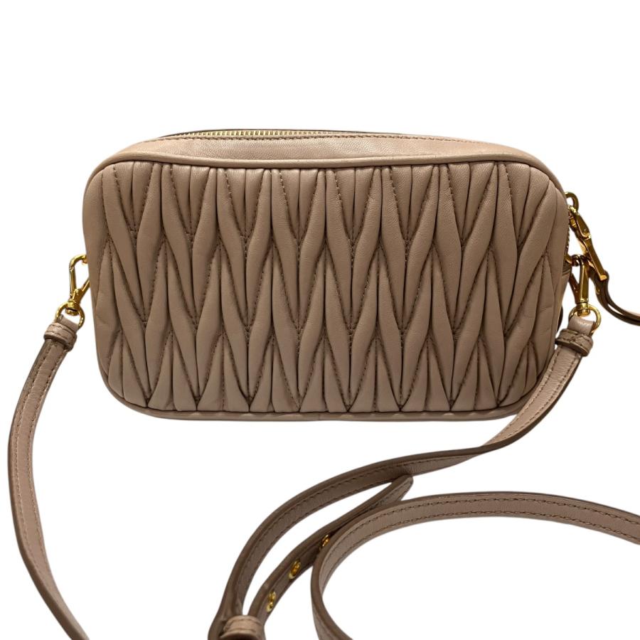 miu miu 2way ショルダーバッグ ベージュピンク miu miu（ミュウミュウ） マテラッセ ショルダーバッグ ピンクベージュ