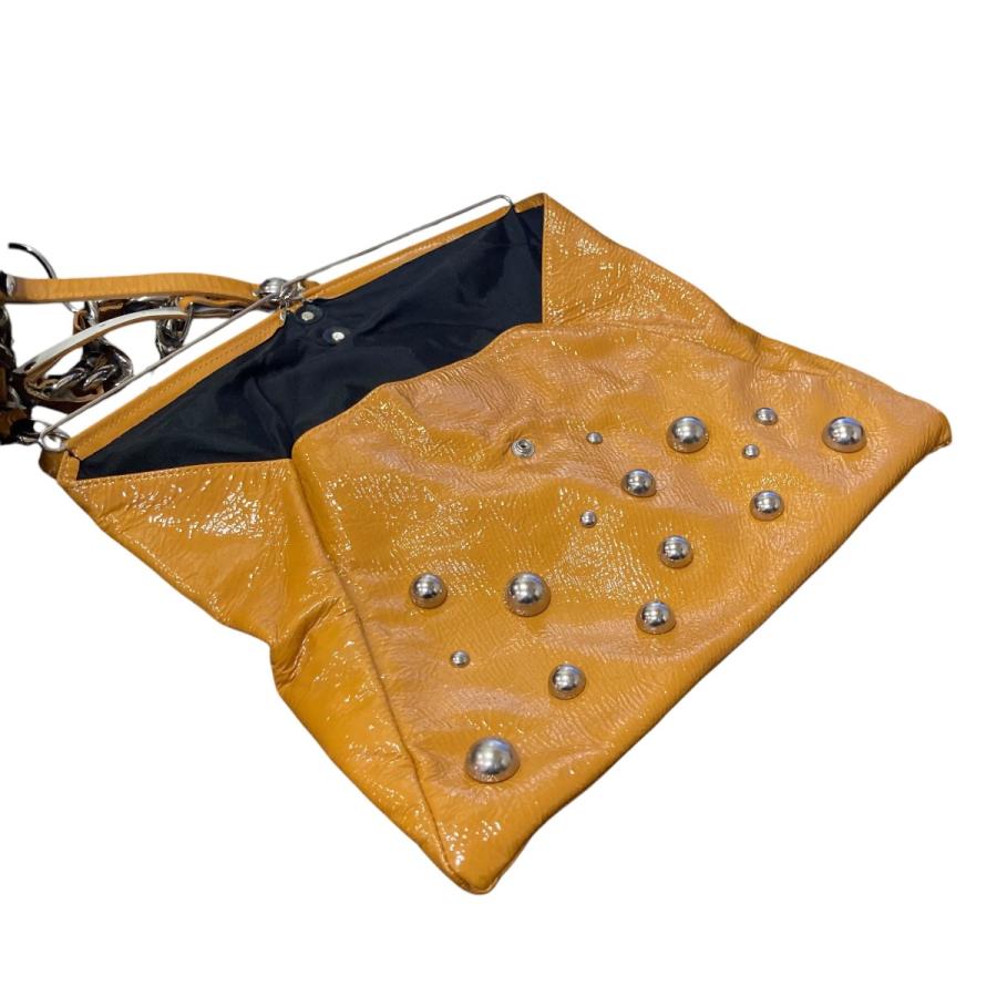 TOGA PULLA エナメル　バッグ TOGA PULLA（トーガ プルラ） エナメルメタルハンドバッグ マスタード