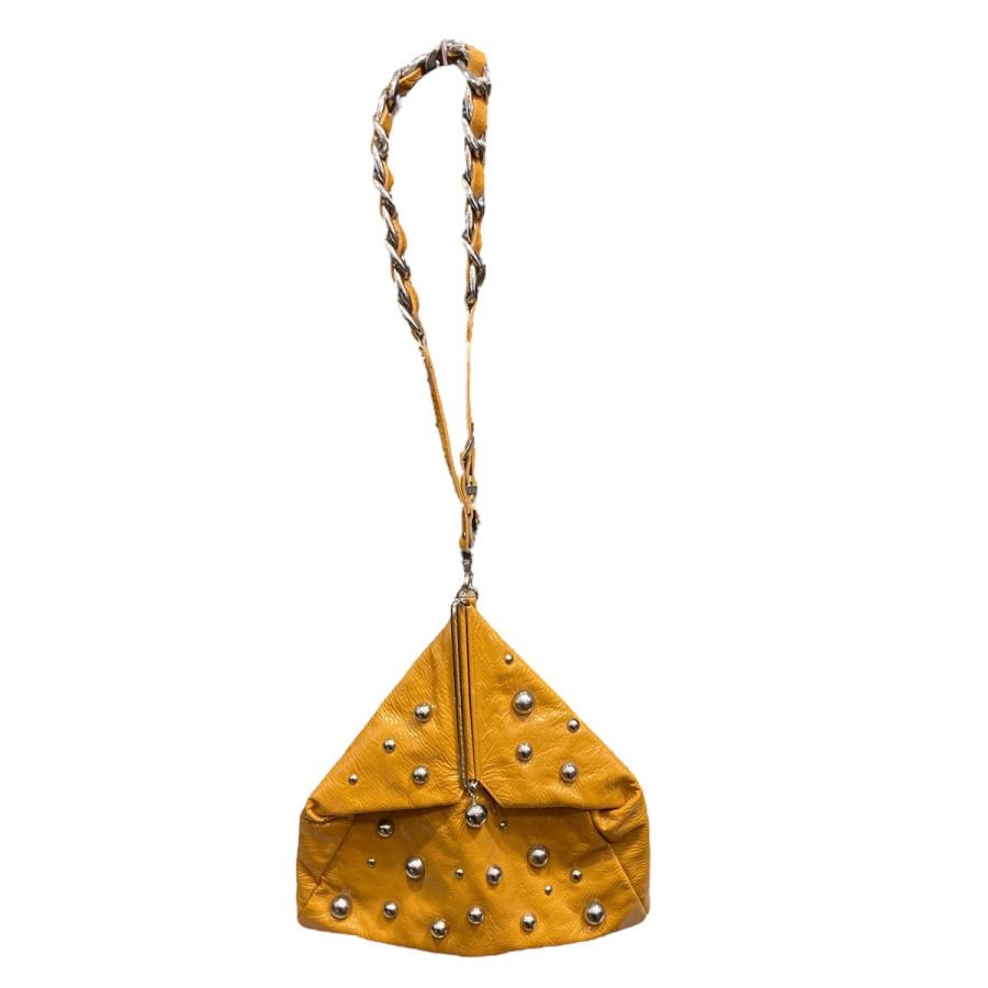 TOGA PULLA（トーガ プルラ） エナメルメタルハンドバッグ マスタード