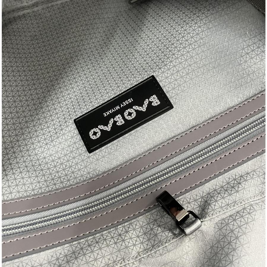 バオバオ イッセイミヤケ PRISM SAC バッグ BB53AG551 バオ バオ イッセイ ミヤケ〉の新作バッグ《PRISM SAC》が発売。三角形