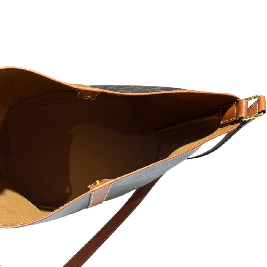 【新品未使用】セリーヌトリオンフ柄ハーフケット　2枚組 ☆国内発送☆】CELINE キュイルトリオンフ ハーフムーンケース (CELINE