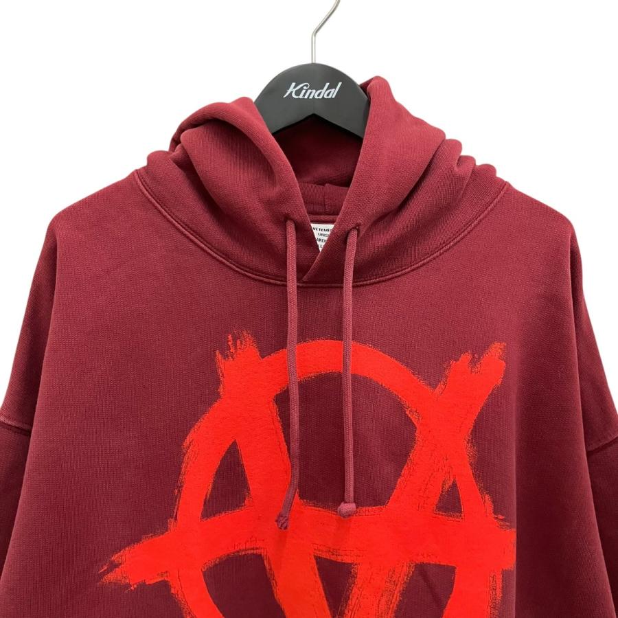 【5/23.23:59まで限定値下げ】 VETEMENTS パーカー 値下げ】VETEMENTS アナーキープリントパーカー UE51TR650R バー