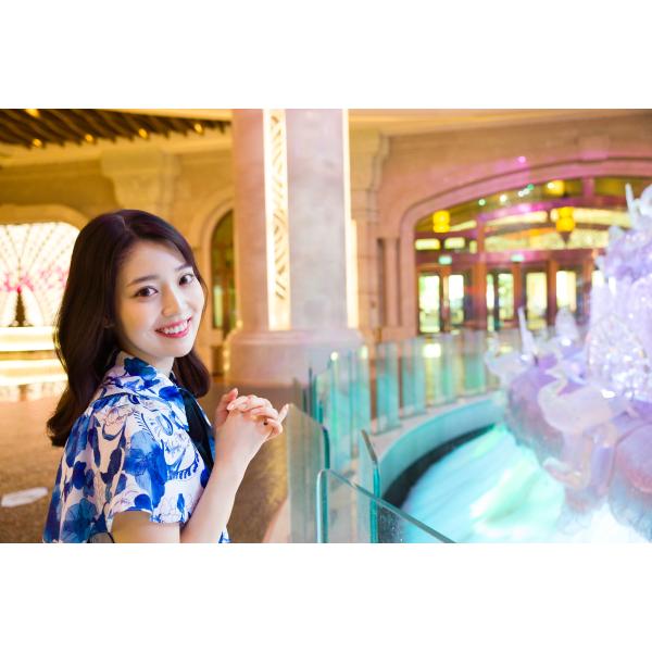 乃木坂46阪口珠美1st写真集『青いバラ』 : 紀伊國屋書店Yahoo!店