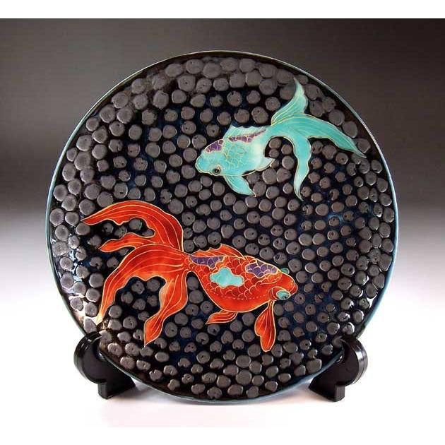 鉄釉金彩金魚絵飾り皿｜有田焼 陶芸作家 藤井錦彩作 : 有田焼 藤井錦彩