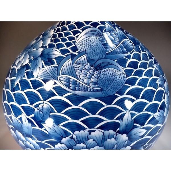 有田焼 染付青海波牡丹鴛鴦絵鶴首花瓶｜陶芸作家 藤井錦彩 作 : 有田焼